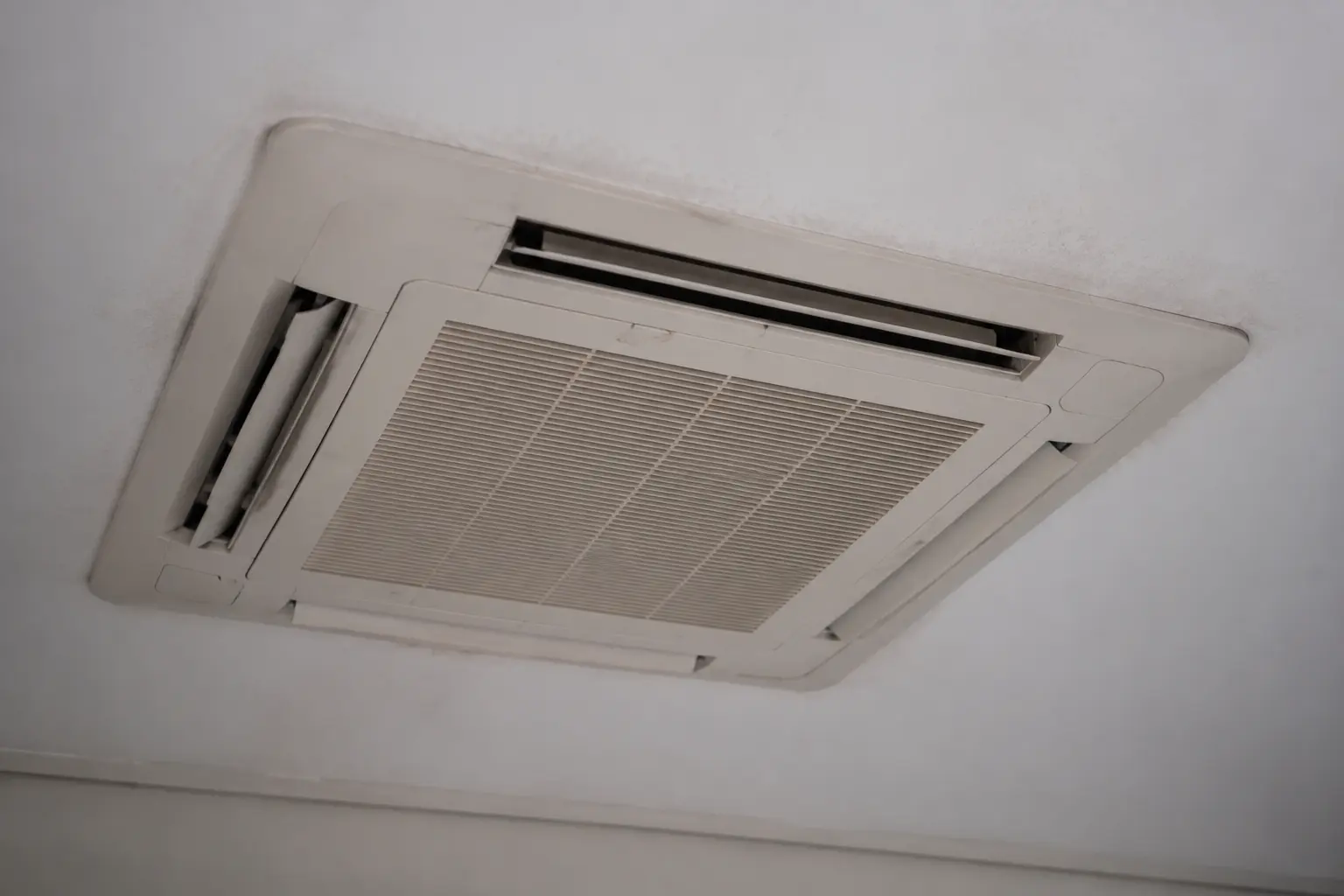 Ceiling cassette indoor unit for a multi-zone heat pump system